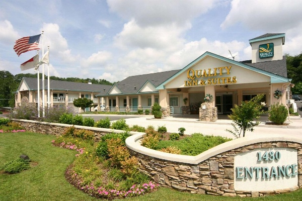 Quality Inn & Suites Biltmore East image 1