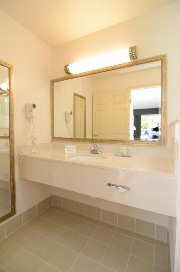 Quality Inn & Suites Biltmore East image 18