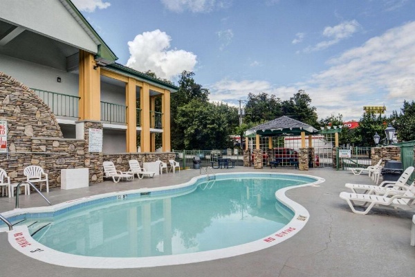 Quality Inn & Suites Biltmore East image 9